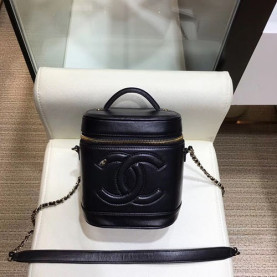 CHANEL 샤넬 CC 라우드 배니티 케이스백 봄신상 AS20105