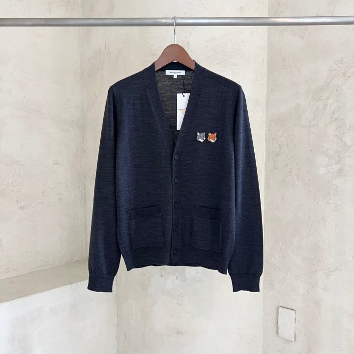 ●10월 판매 9위● MAISON KITSUNE 메종키츠네 레플리카 더블 폭스헤드 패치 레귤러 V넥 가디건