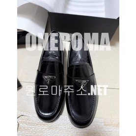 프라다 페이던트 삼각로고 로퍼