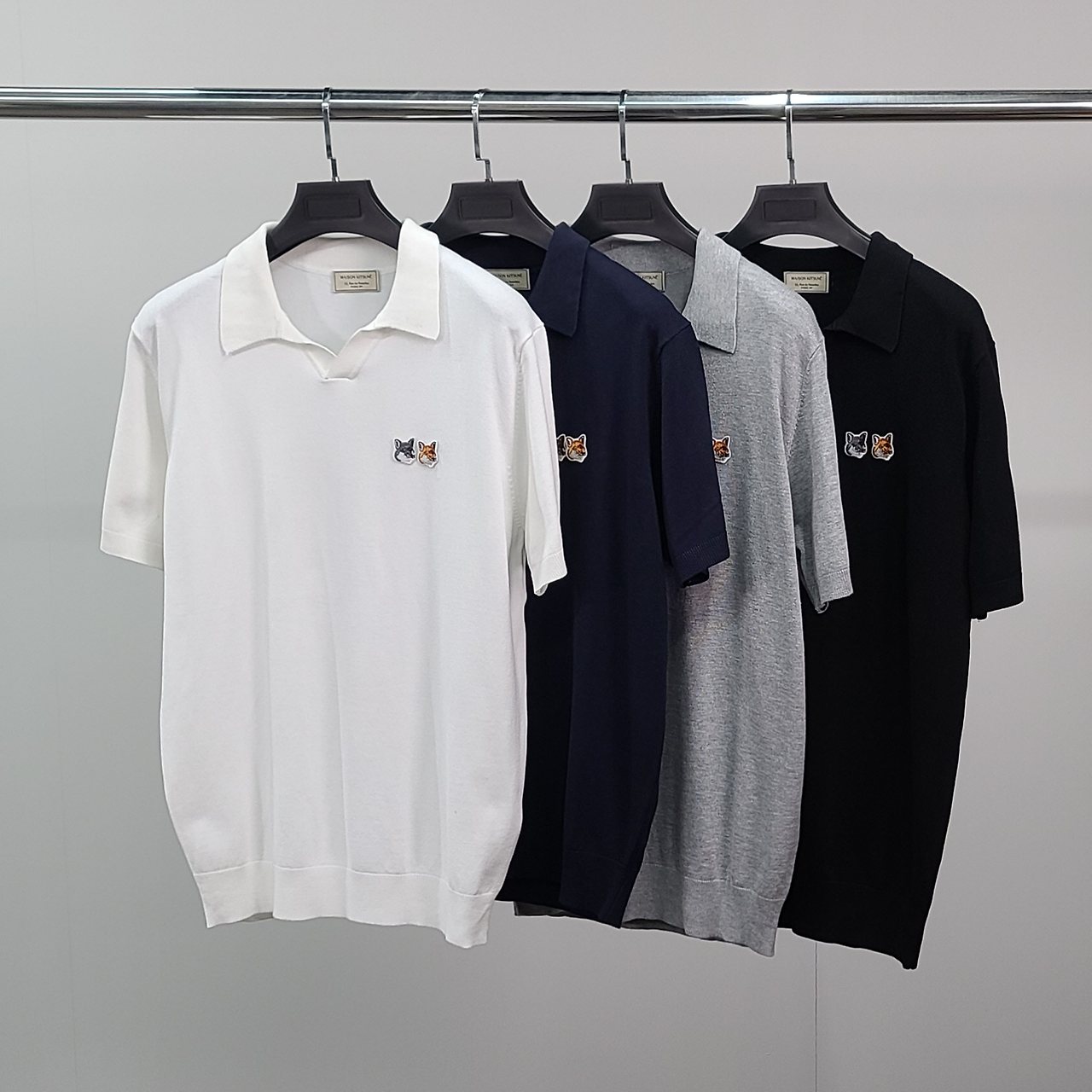 MAISON KITSUNE 메종키츠네 더블폭스 오픈카라 반팔 니트